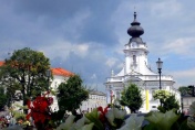 Rynek wadowicki i dominująca bryła Bazyliki Ofiarowania Najświętszej Maryi Panny.