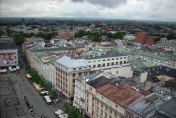 Widok z wyższej wieży (zwanej Hejnalicą) Bazyliki Mariackiej w Krakowie