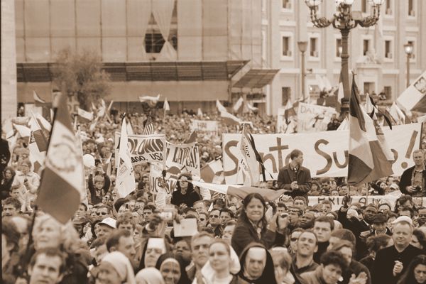 Już w dniu pogrzebu Papieża Polaka tlum zebrany na Placu Św. Piotra wyraził przekonanie o świętości zmarłego, wiwatując i wznosząc transparenty z napisem: SANTO SUBITO! Fot. Tadeusz Warczak